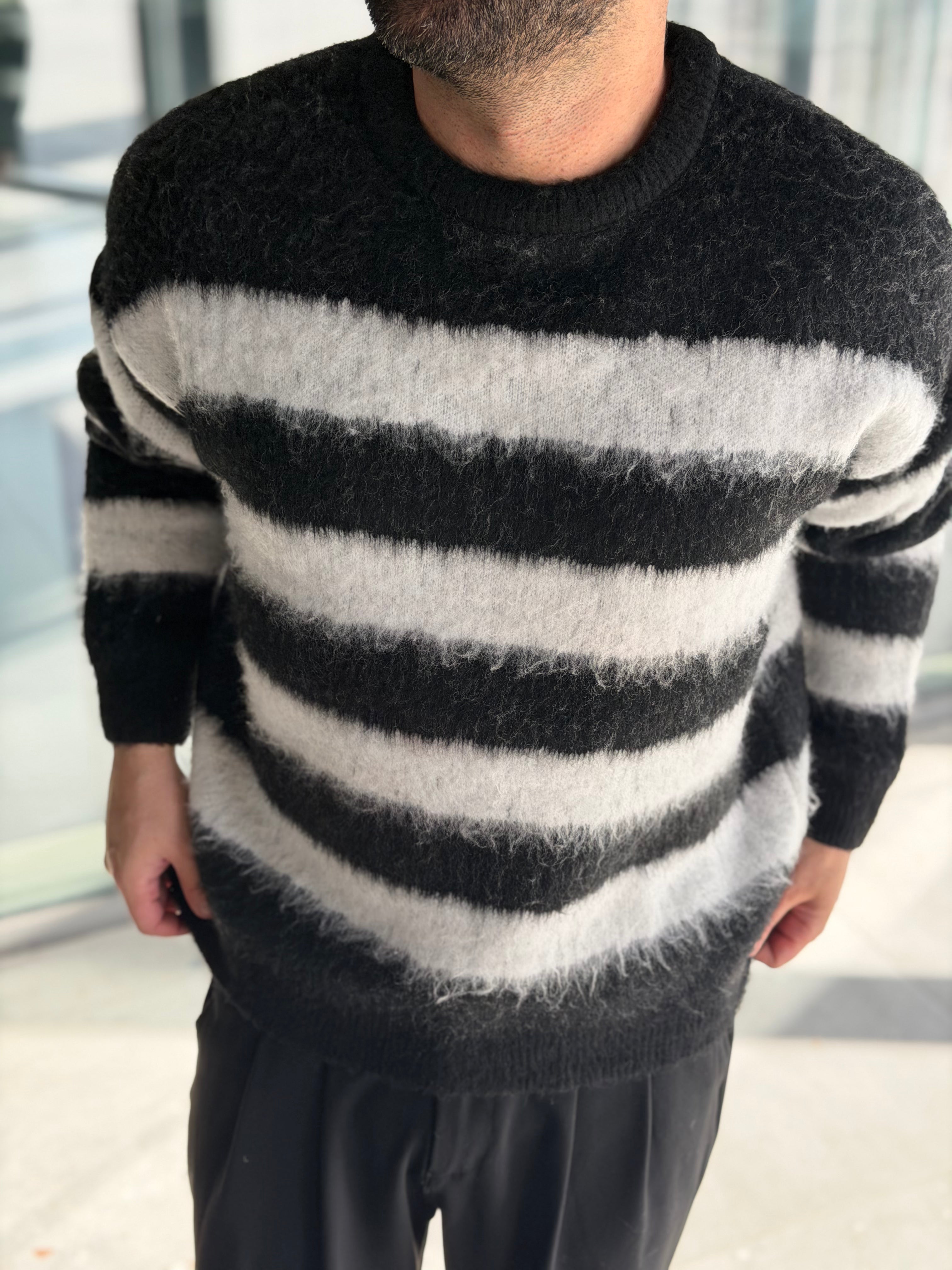 Yarım Oversize Çizgili Kazak - Siyah Beyaz TRK56